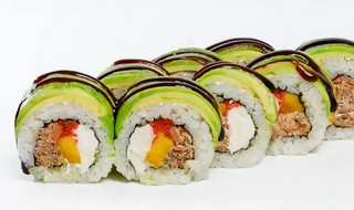 Авокадо рол з смаженим лососем та манго