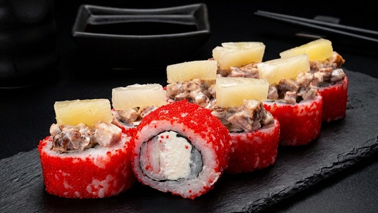 РОЛ НОВОРІЧНИЙ З КРЕВЕТКОЮ, ТУНЦЕМ І АНАНАСОМ