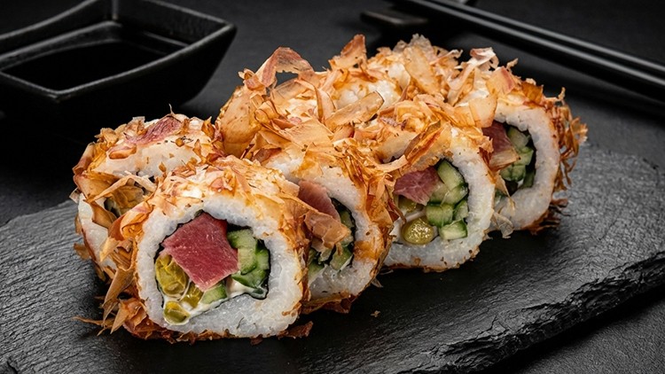 РОЛ НОВОРІЧНИЙ З ГОРОШКОМ СТРУЖКОЮ ТУНЦЯ