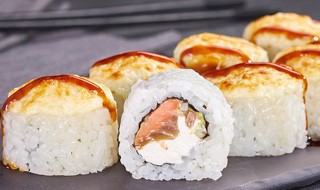 РОЛЛ НЕЖНЫЙ С ЛОСОСЕМ ЗАПЕЧЕННЫЙ
