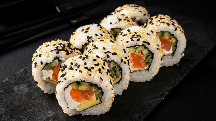 РОЛ КАЛІФОРНІЯ З КОПЧЕНИМ ЛОСОСЕМ В КУНЖУТІ