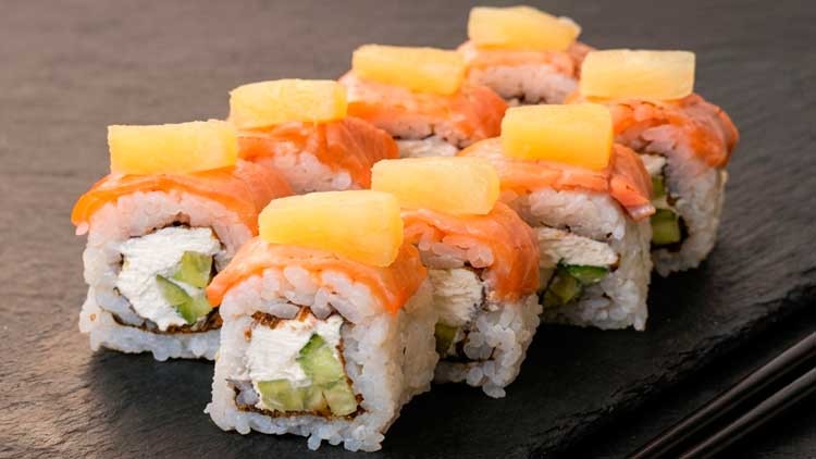 РОЛ З ЛОСОСЕМ-ГРИЛЬ ЛАЙТ ТА АНАНАСОМ