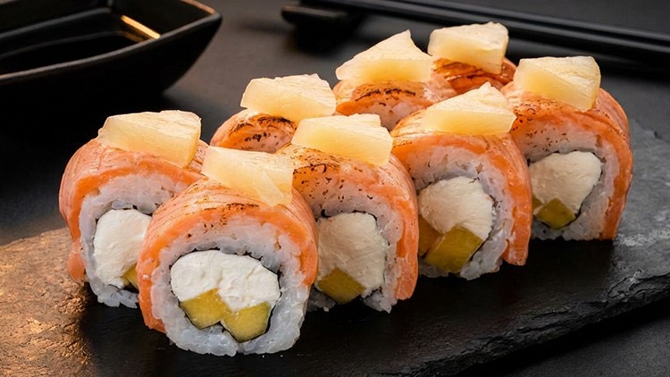 Рол Дабл чіз з лососем-гриль