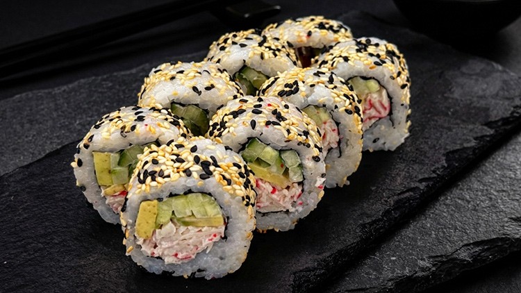 РОЛ КАЛІФОРНІЯ З КРАБОВОЮ ПАСТОЮ В КУНЖУТІ