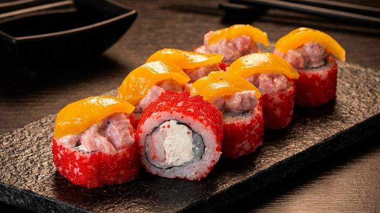 РОЛ НОВОРІЧНИЙ З КРЕВЕТКОЮ, ЛОСОСЕМ ТА МАНГО