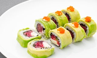 Рол з лососем гравлакс та авокадо