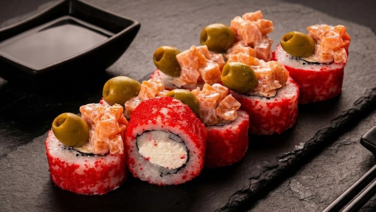 РОЛ З ЛОСОСЕМ ТА ОЛИВКАМИ