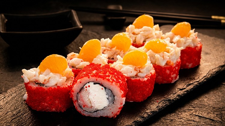 РОЛ НОВОРІЧНИЙ З КРЕВЕТКОЮ ТА МАНДАРИНОМ