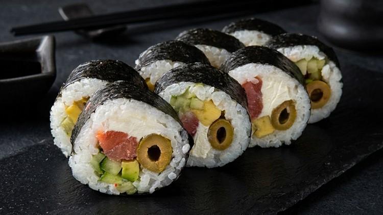 ФУТОМАКІ З ТУНЦЕМ ТА ОЛИВКАМИ