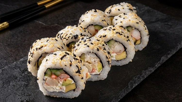 РОЛ КАЛІФОРНІЯ З КРЕВЕТКОЮ В КУНЖУТІ