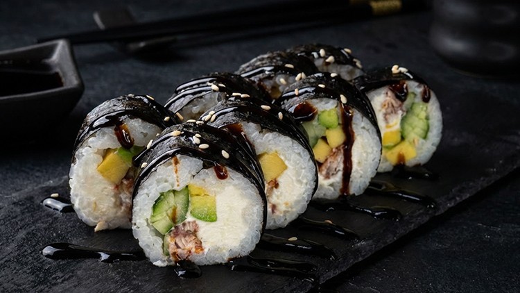 ФУТОМАКІ З ВУГРЕМ ТА АВОКАДО