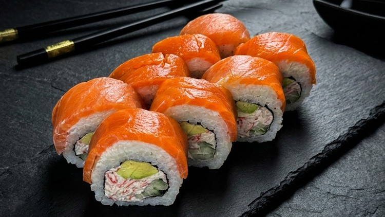 РОЛ З ЛОСОСЕМ ТА КРАБОВОЮ ПАСТОЮ