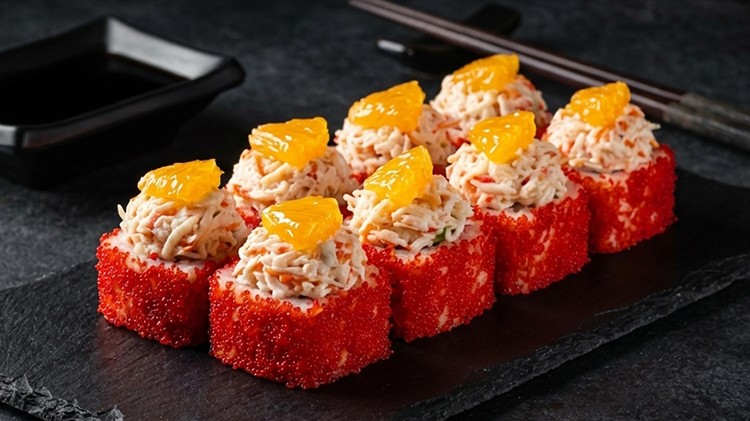 РОЛ НОВОРІЧНИЙ З КРАБОМ ТА МАНДАРИНОМ