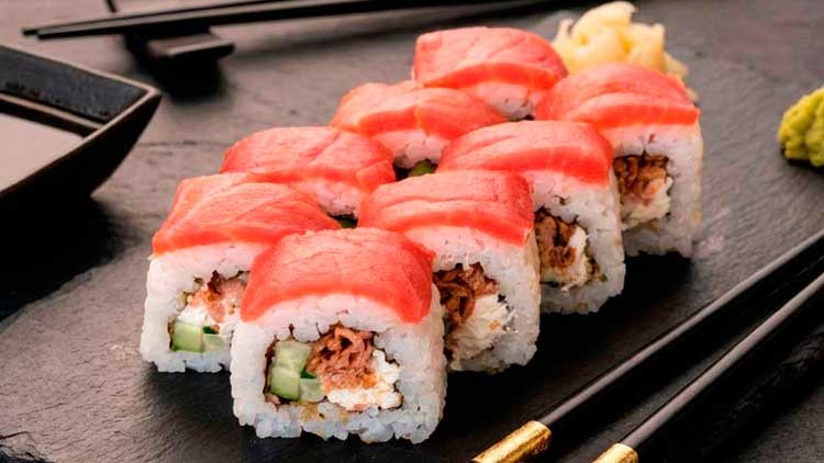 ГОСТРИЙ РОЛ З ТУНЦЕМ ЛАЙТ ТА СМАЖЕНИМ ЛОСОСЕМ